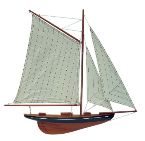 Yacht à voile en bois - demi-coque - voiles cousues - décoration marine