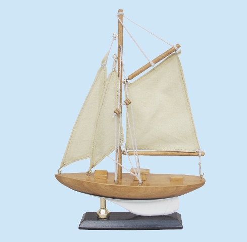 Yacht à voile en bois - voiles cousues - décoration marine